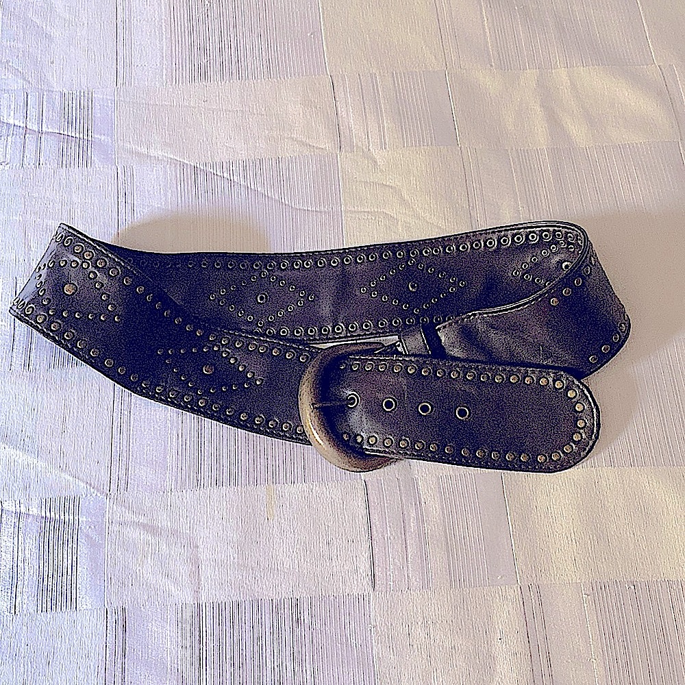 90’s Brown big belt with beautiful details ❤️